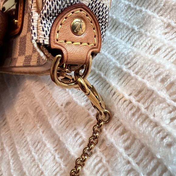 LOUIS VUITTON
Damier Azur Eva Clutch - Picture 6 of 16